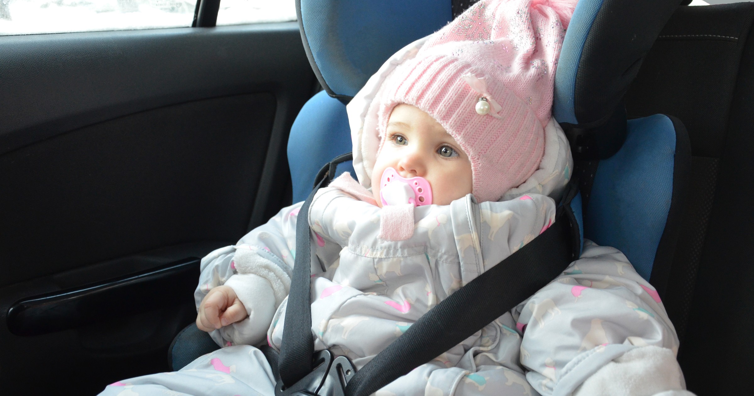 Tak opatulone dziecko podróżuje bardzo niebezpiecznie. Sprawdź dlaczego!