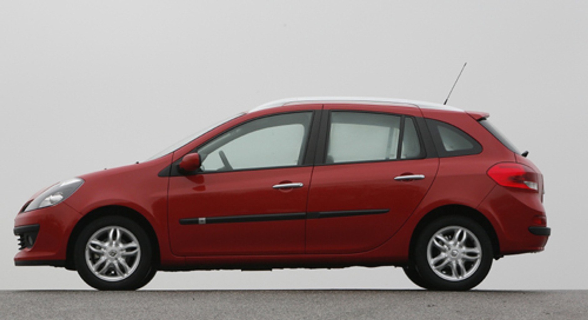 Renault, Skoda i Peugeot - Małe kombi czy duży hatchback? Które auto warto wybrać?