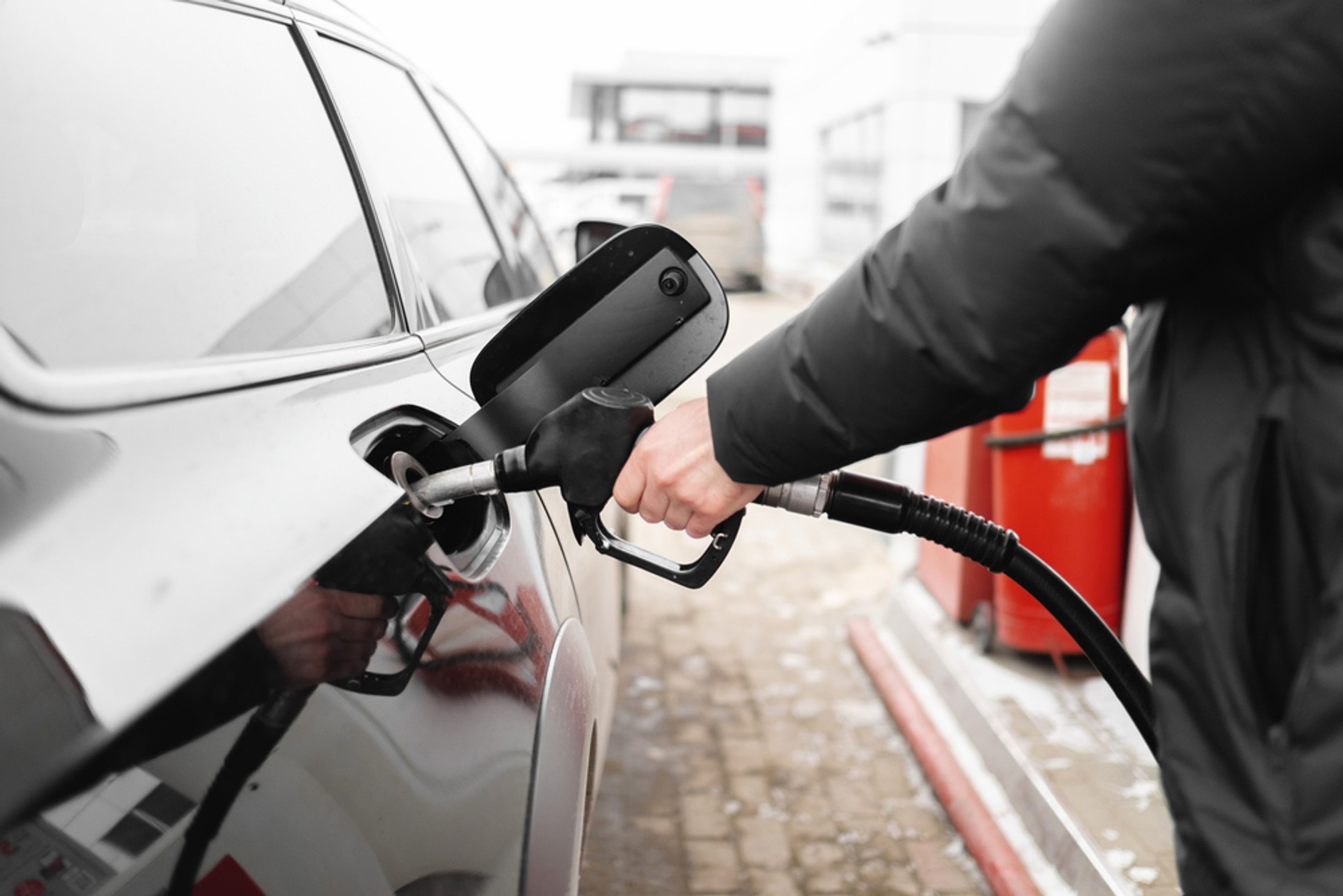 Zimą tankowanie jest bardziej niebezpieczne właśnie przez elektryczność statyczną, którą łatwo wywołać. Co ważne, na zapłon z iskry bardziej narażeni są tankujący benzynę