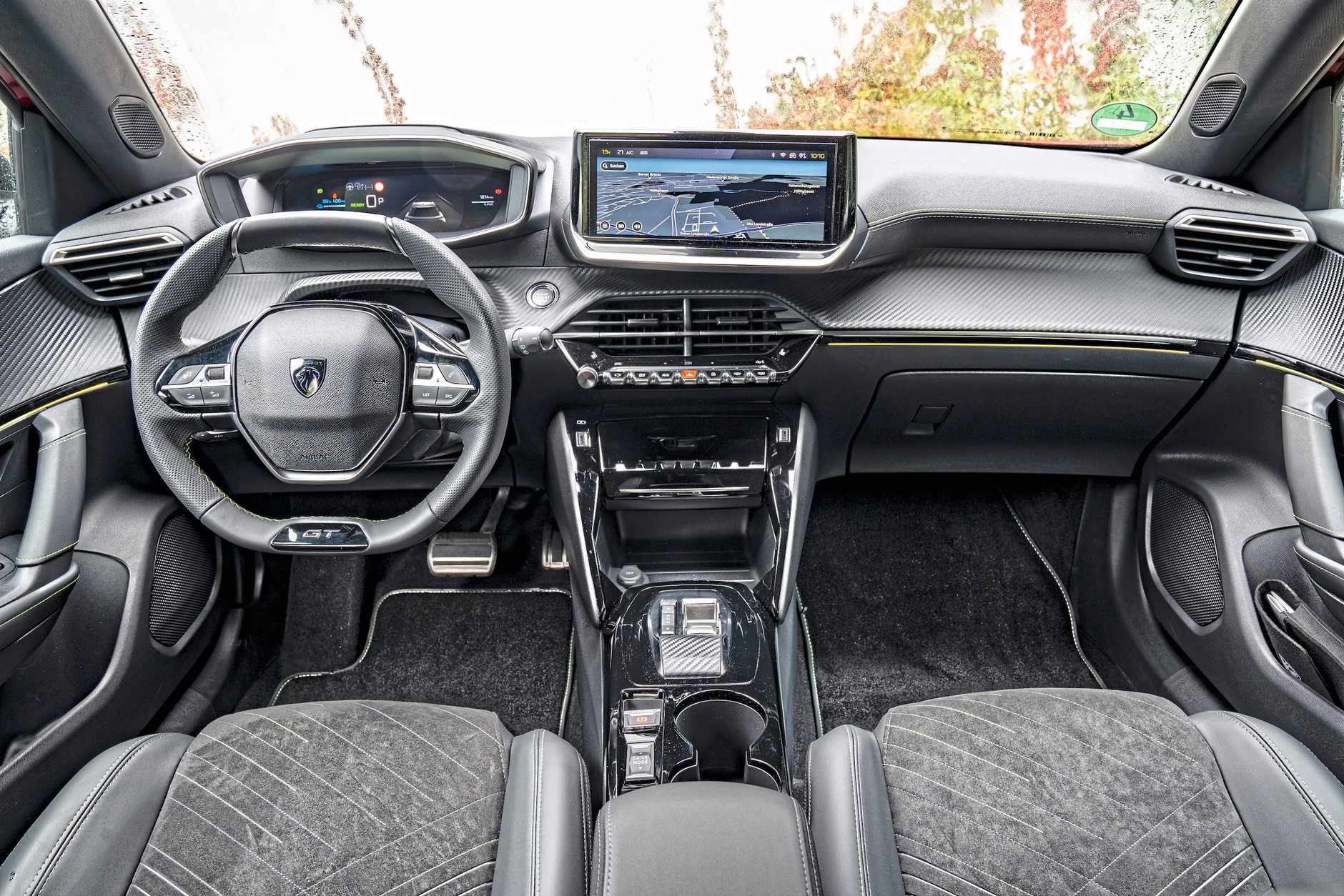 MG4 kontra Peugeot e-2008