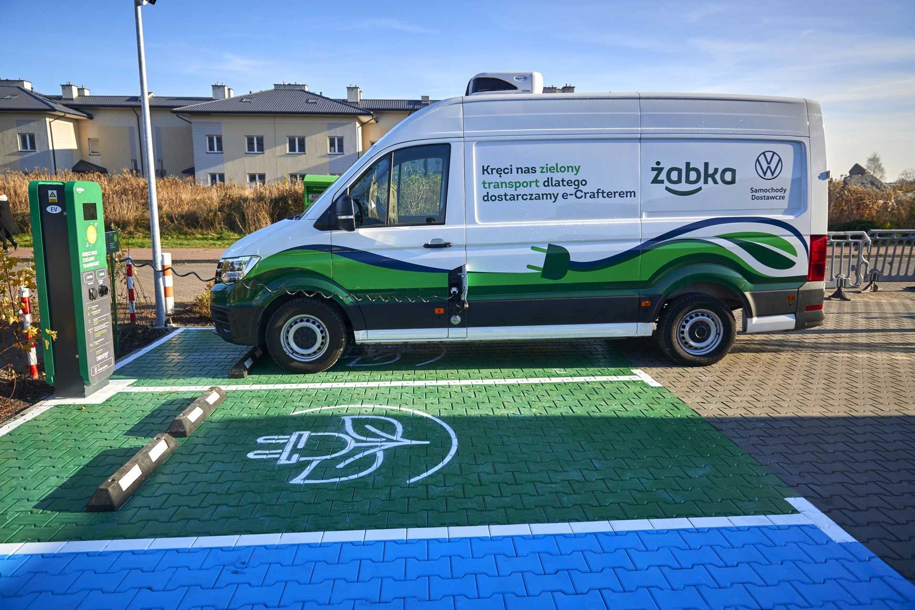 Ekologiczny sklep Żabka z ładowarką dla aut elektrycznych