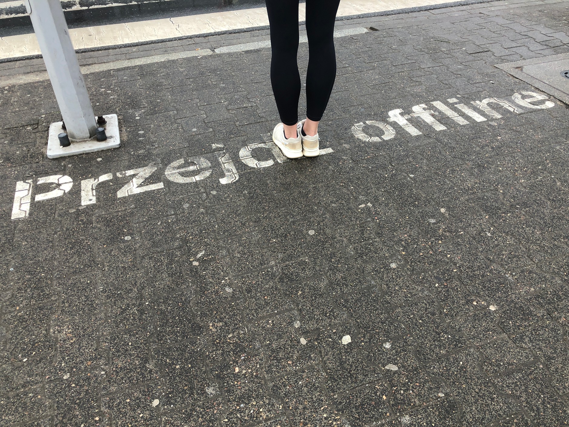 Napis przed przejściem dla pieszych namalowany w ramach kampanii społecznej