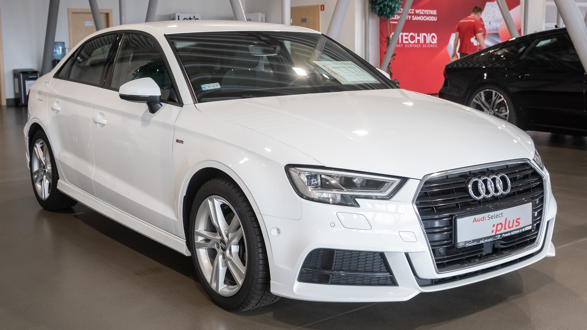 Audi A3 1.4 TFSI (150 KM), 2017 rok, przebieg 56 400 km, I właściciel. TFSI nowej generacji (z paskiem rozrządu). Poza bogatym wyposażeniem (jak LED-y i pakiet S line Exterieur) A3 kusi wykupionym programem serwisowym na 4 lata/120 tys. km. CENA 119 900 zł (faktura VAT).