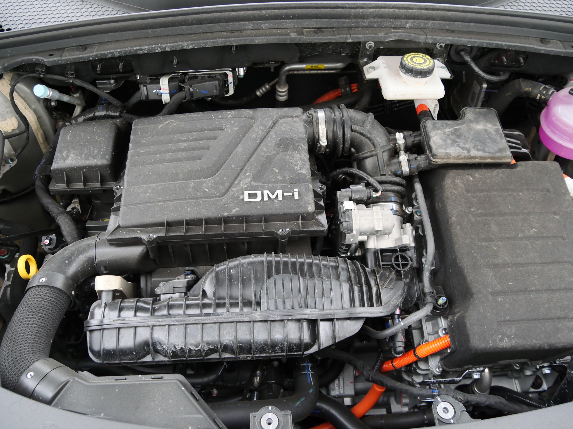 BYD Seal U DM-i (218 KM): w tej hybrydzie silnik spalinowy zwykle gra drugoplanową rolę. Częściej działa jako generator prądu niż bezpośredni napęd kół. 