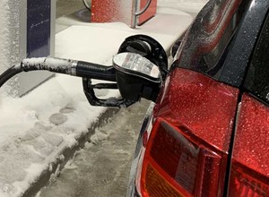Letnie paliwa na stacjach, a pogoda wciąż chłodna. Co robić, jeśli wróci zima?