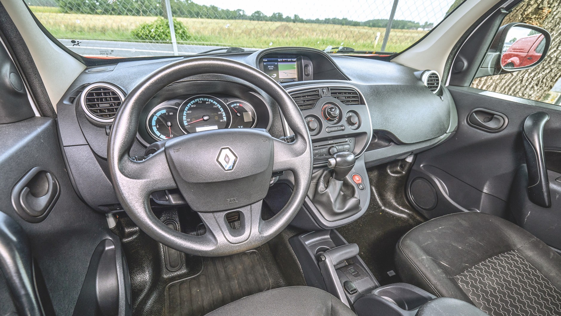 Elektryczne Kangoo w kabinie niemal nie różni się od spalinowego