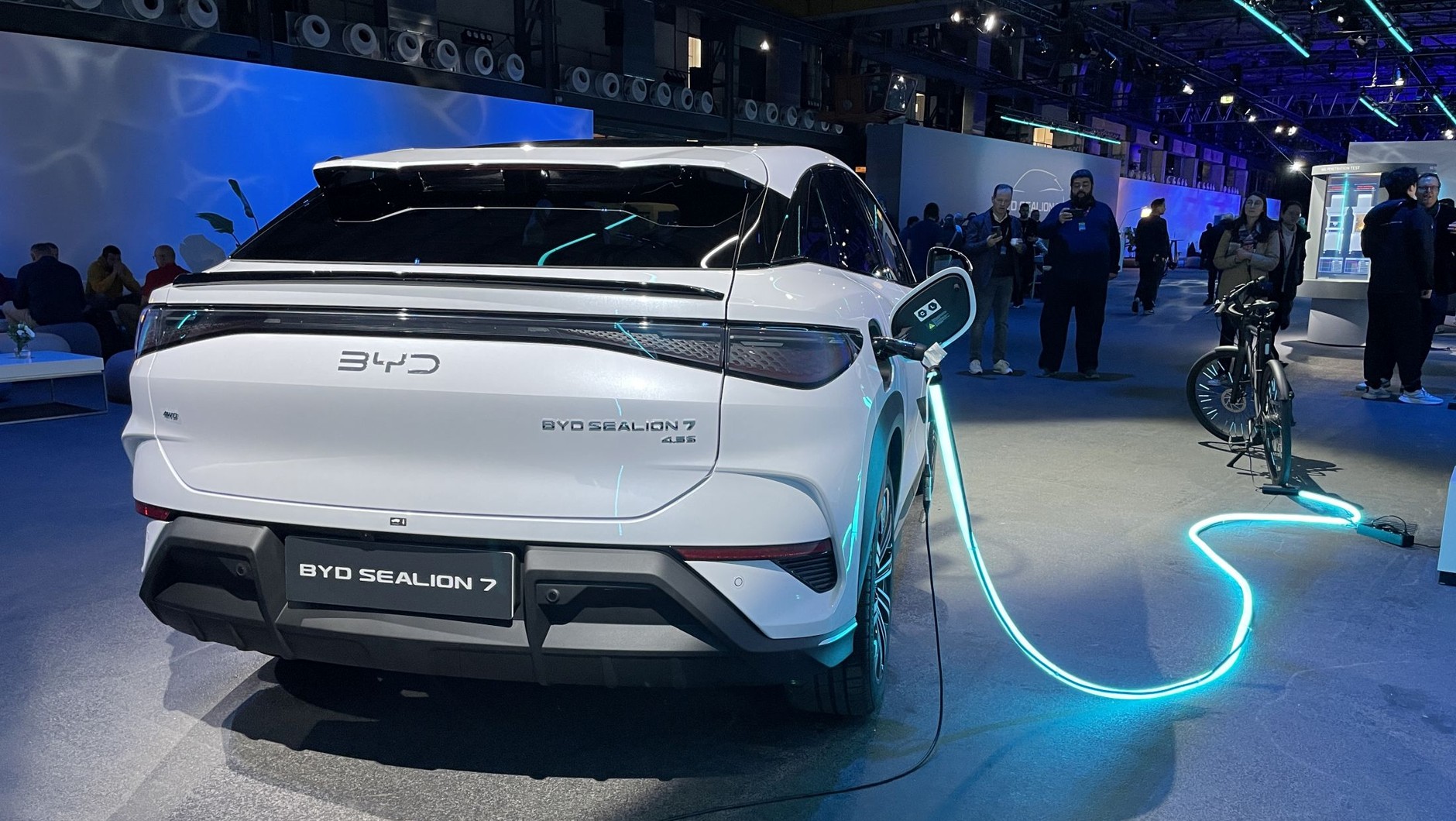 Port ładowania w SUV-ie BYD Sealion 7
