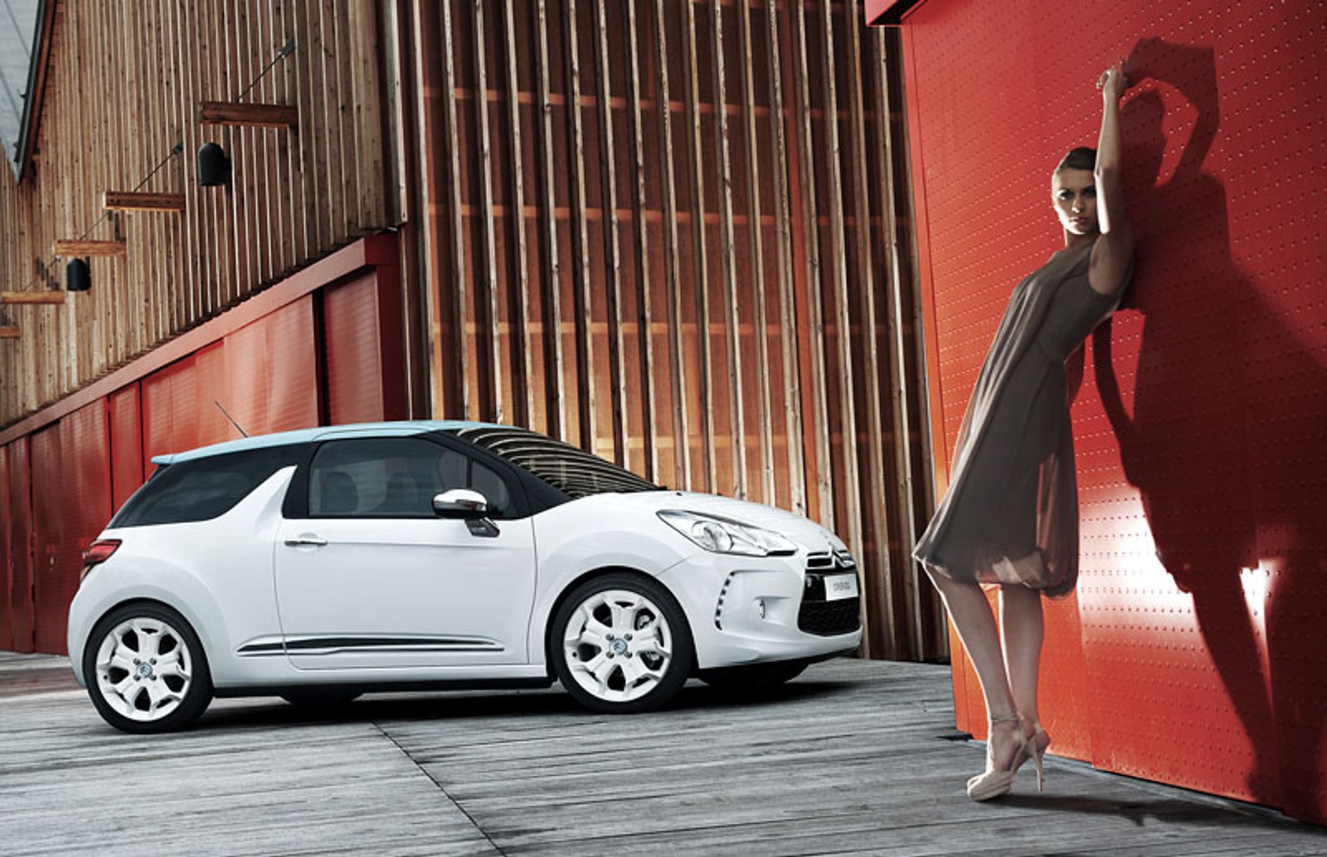 Dziewczyna i Citroen kuszą