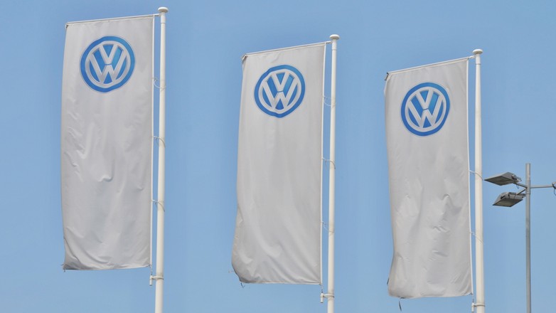 Chorągiewki przed fabryką Volkswagena