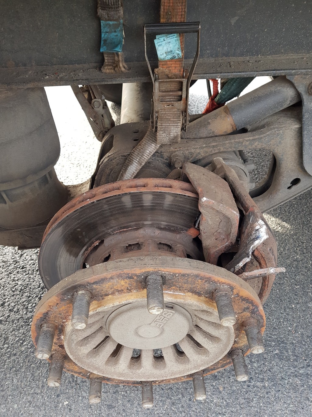 W naczepie ciężarówki pracownicy inspekcji transportu drogowego zauważyli brak jednego koła