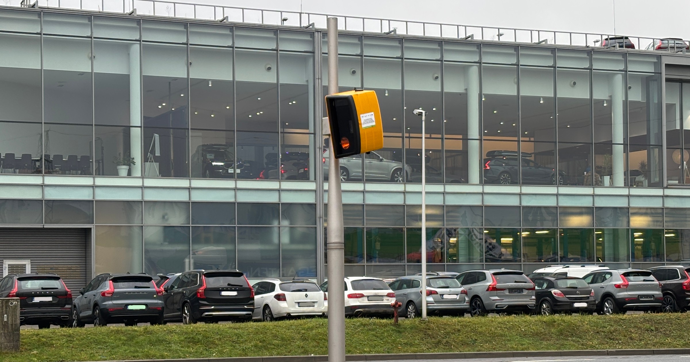 Fotoradar TraffiStar SR390 w Alejach Jerozolimskich tak już nie wygląda. Po raz kolejny został zniszczony.