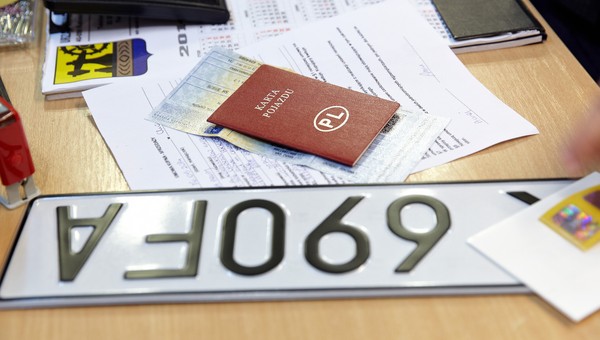 Podatek od rejestracji samochodów do końca 2024 r. Kto i ile zapłaci?