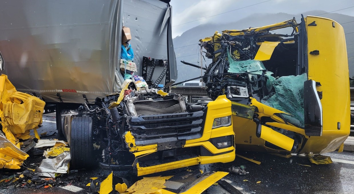 Aż wyrwało kabinę z mocowań. Ciężarówka najechała na barierę chroniącą drogowców