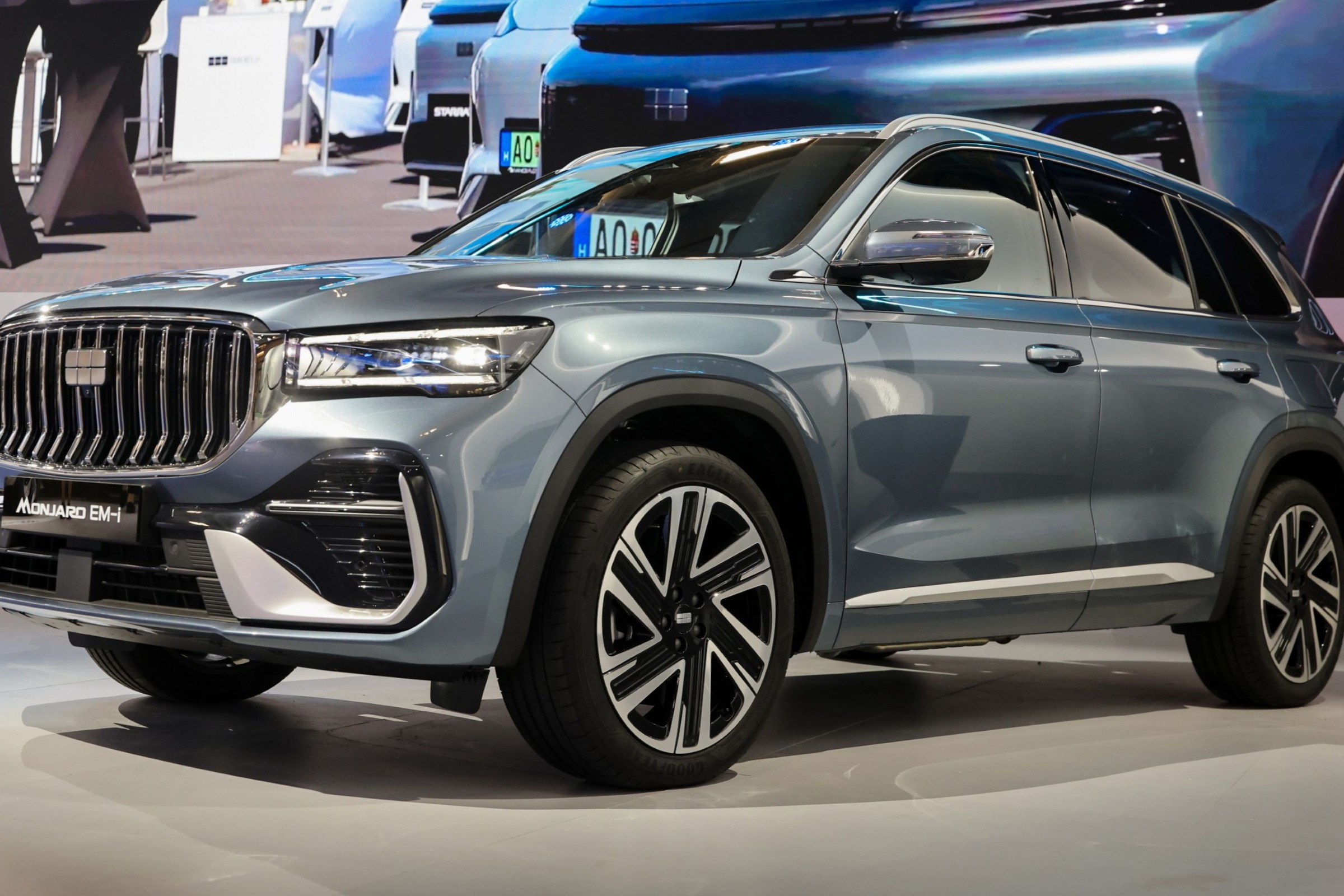 Duży chiński hybrydowy SUV z 8-letnią gwarancją. Oto topowy model Geely w Polsce