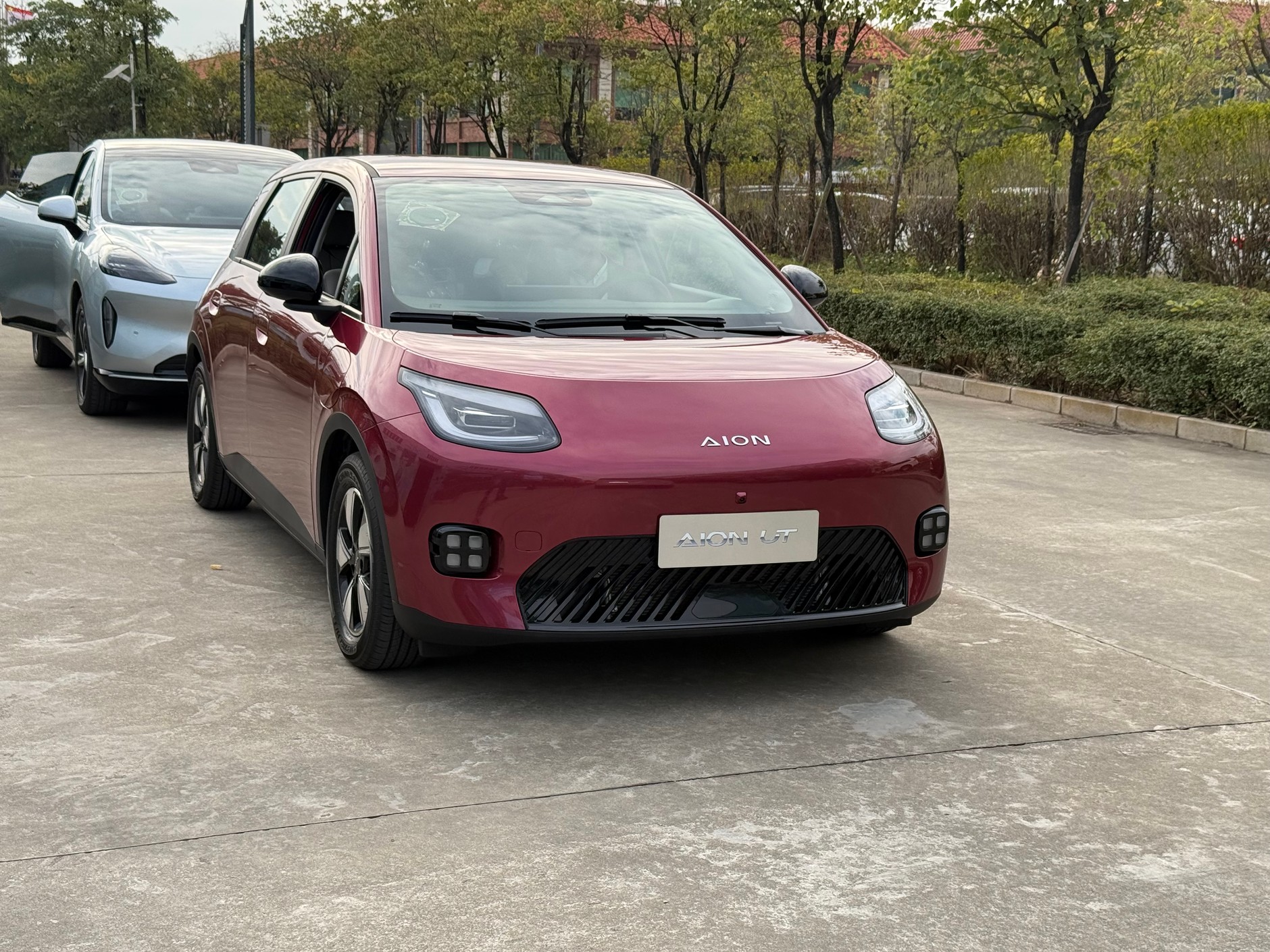 Aion UT to samochód większy niż się na pierwszy rzut oka wydaje. Wymiarami odpowiada Volkswagenowi ID.3