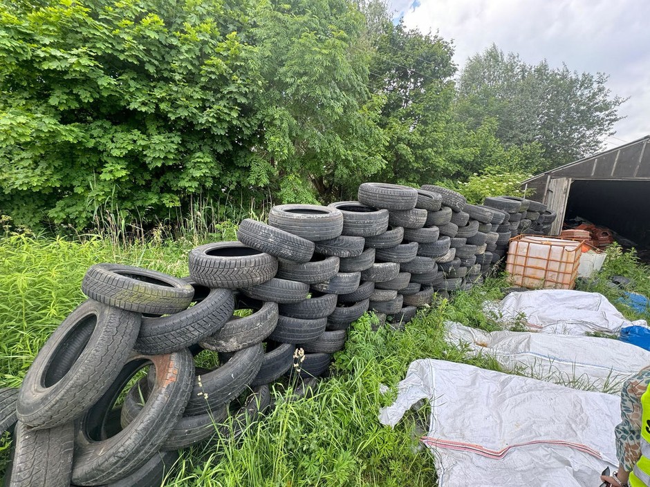 TIR z niebezpiecznymi substancjami