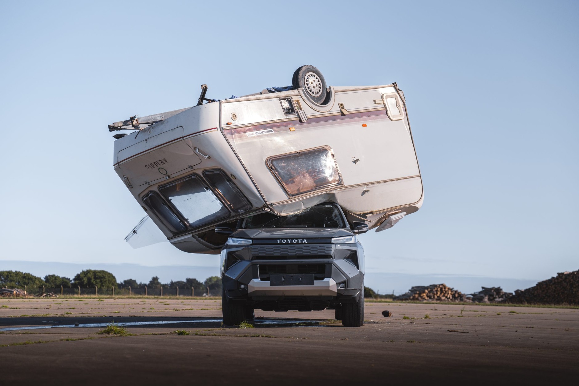 Zrzucili przyczepę kempingową na Toyotę Hilux