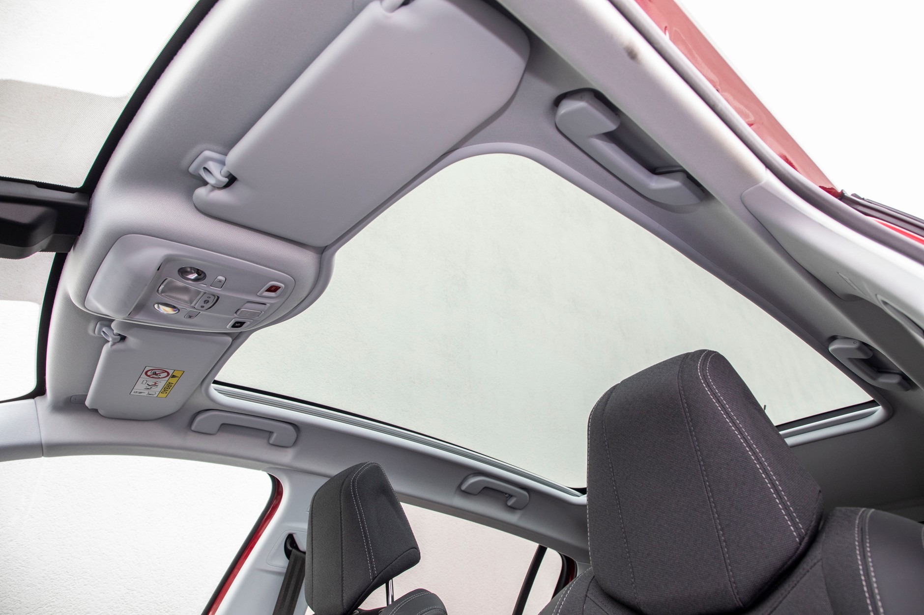 Przyjemny dodatek: dach panoramiczny Peugeota 308 to opcja w cenie 2000 zł