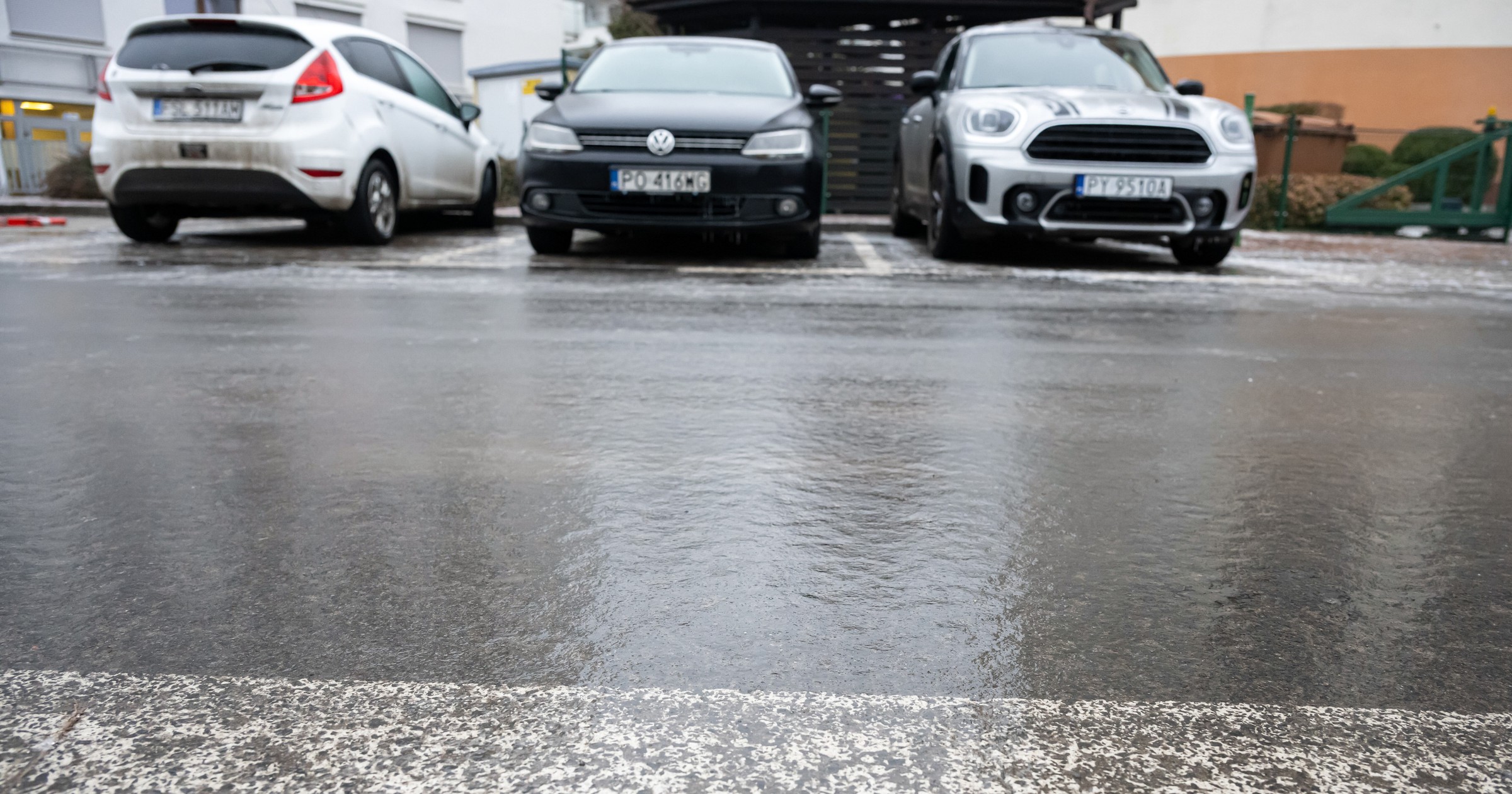 26126034 - POZNAŃ GOŁOLEDŹ PO OPADACH MARZNĄCEGO DESZCZU (opady marznącego deszczu)