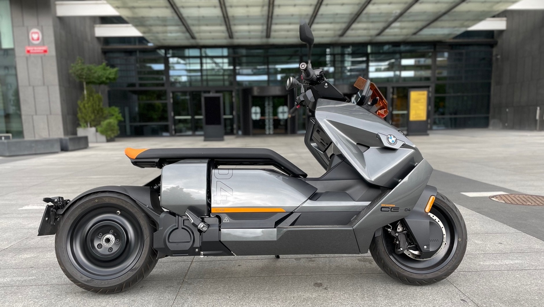 BMW CE 04