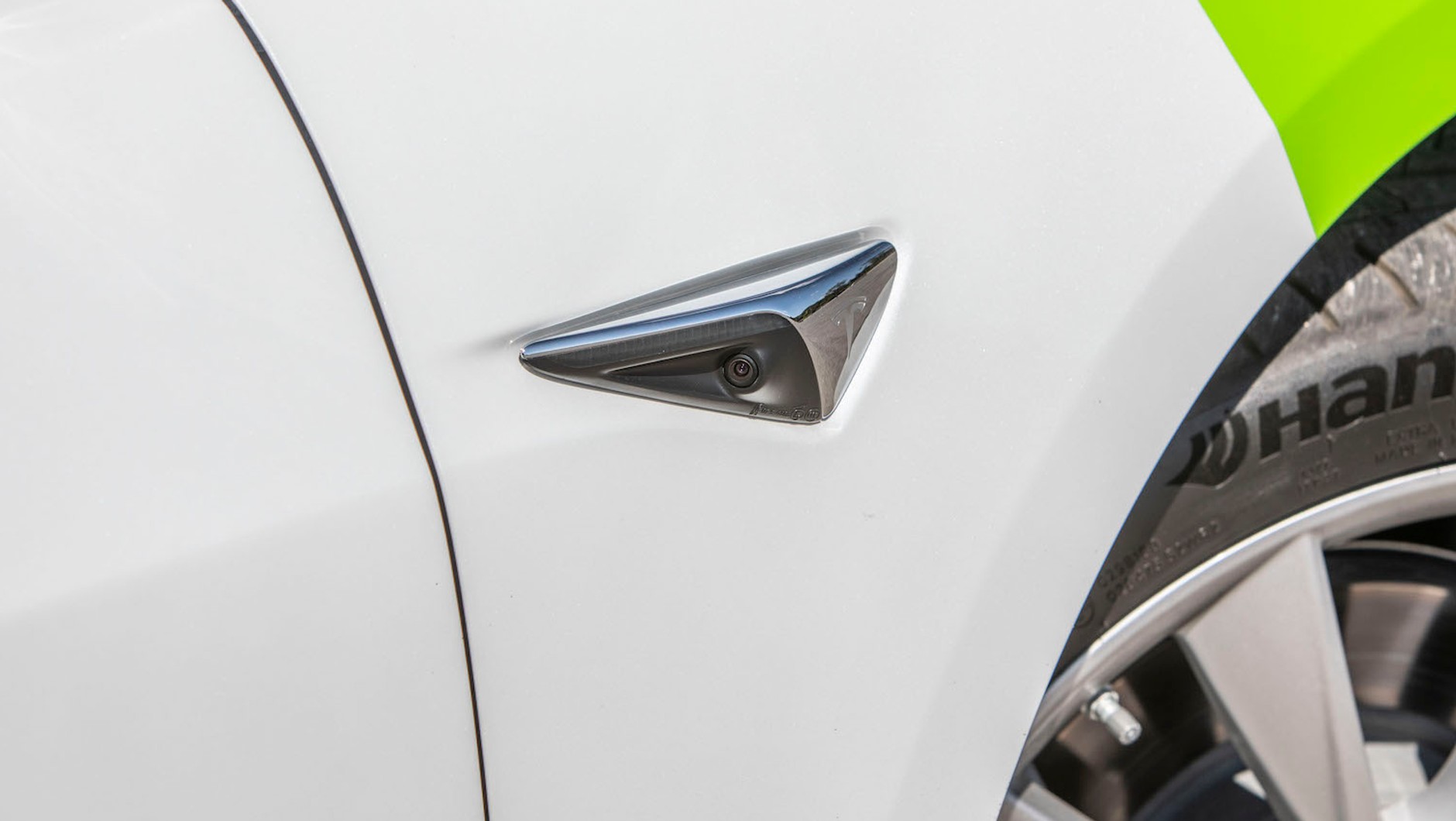 Samochody marki Tesla są obficie wyposażone w  kamery  rejestrujące to, co dzieje się  zarówno w aucie, jak i w jego otoczeniu.  Na zdjęciu jedna z kamer Tesli Model 3 Long Range AWD