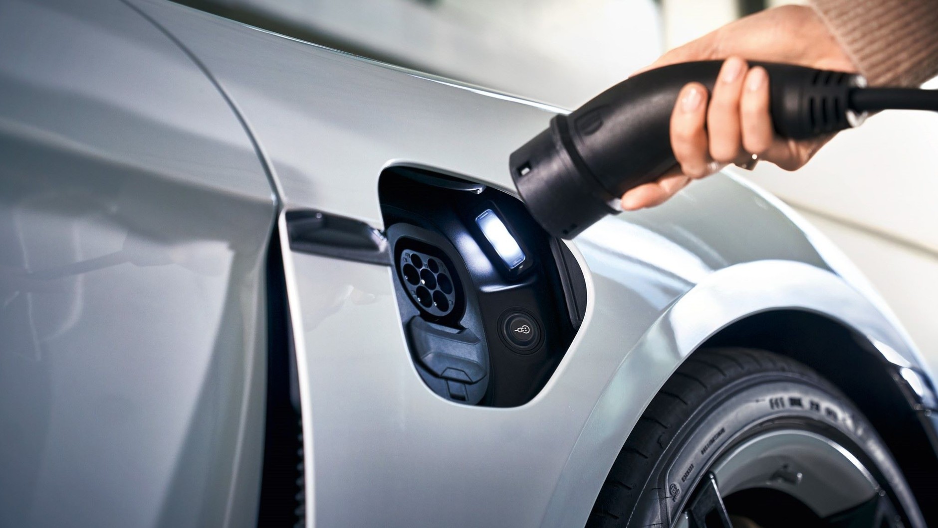 Ładowanie samochodu elektrycznego (na zdjęciu: Porsche Taycan)