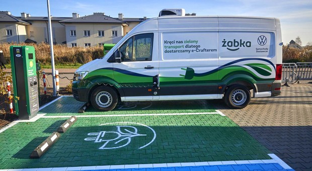 Żabka z własną stacją ładowania aut elektrycznych