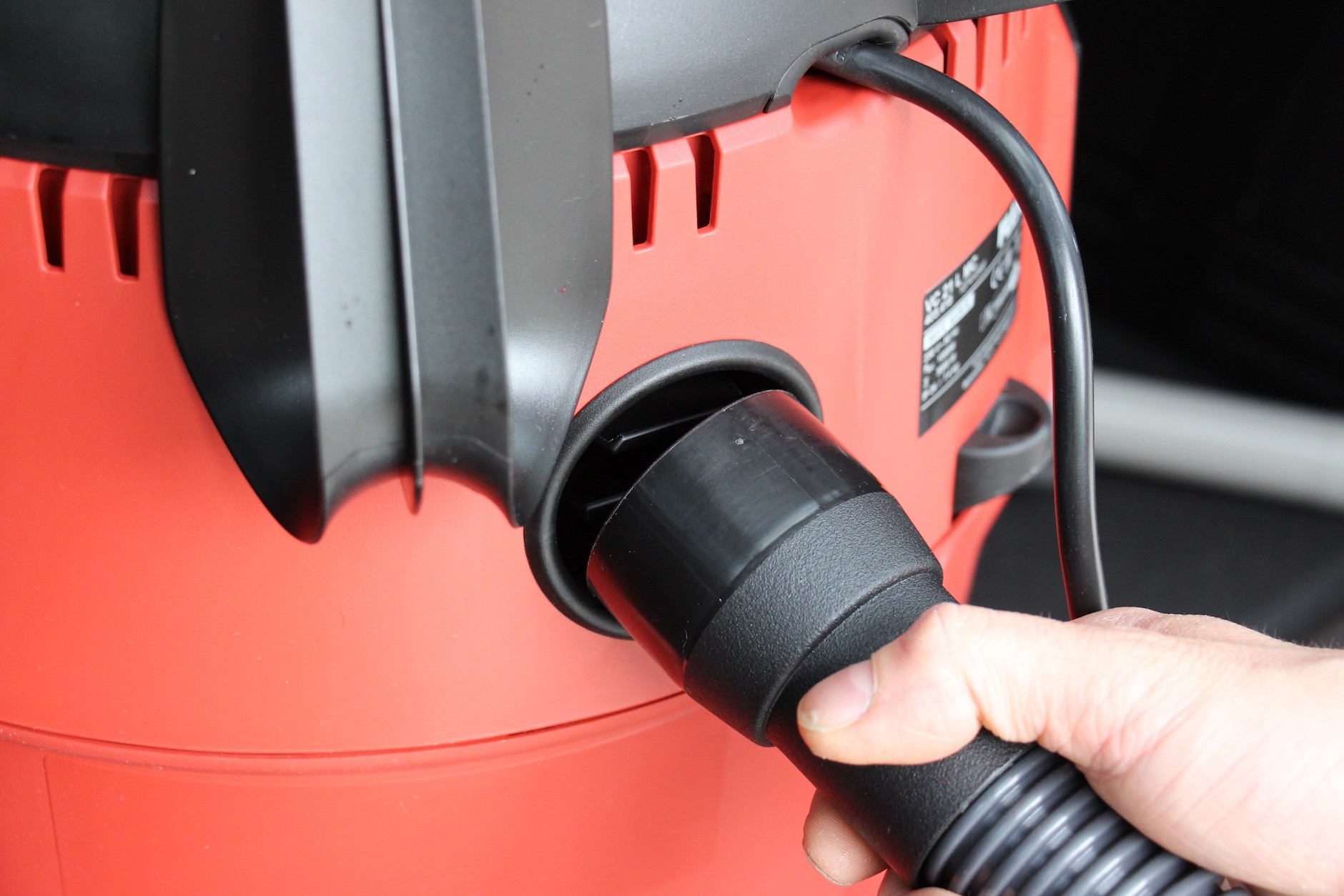 Odkurzacz przemysłowy może służyć jako dmuchawa – wystarczy przełożyć wąż