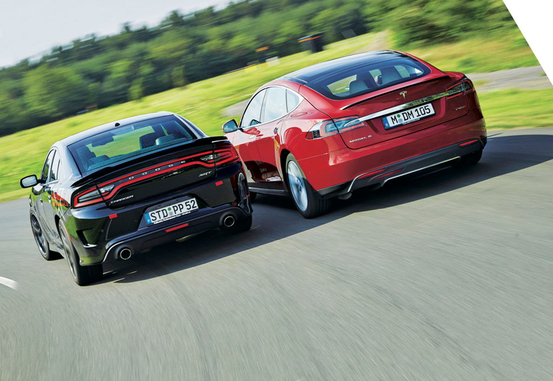 Brutal kontra anioł - czyli, Dodge Charger Hellcat kontra Tesla Model S P85D