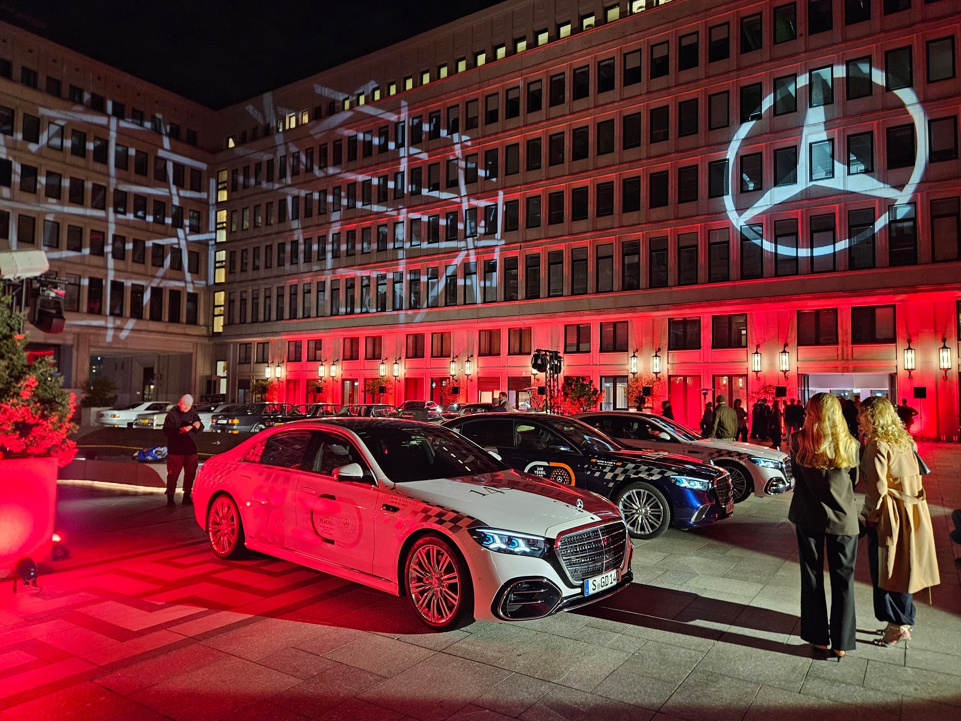Mercedesy z konwoju „140 Years. 140 Places” w Polsce. W Warszawie na spotkanie z nowymi modelami przyjechali miłośnicy klasycznych Mercedesow. 