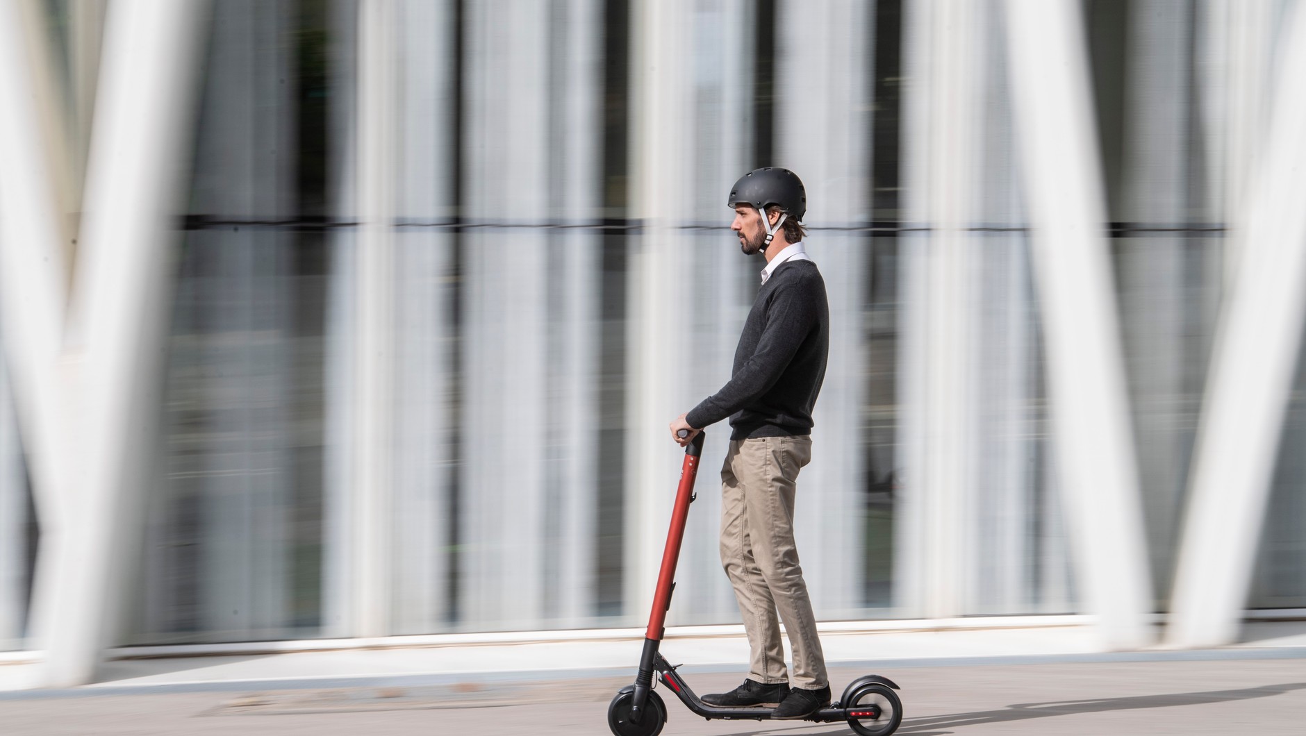 Hulajnoga Seat eXS – hulajnoga, która z łatwością mieści się w bagażniku samochodu. Dobry środek transportu na tzw. ostatni kilometr