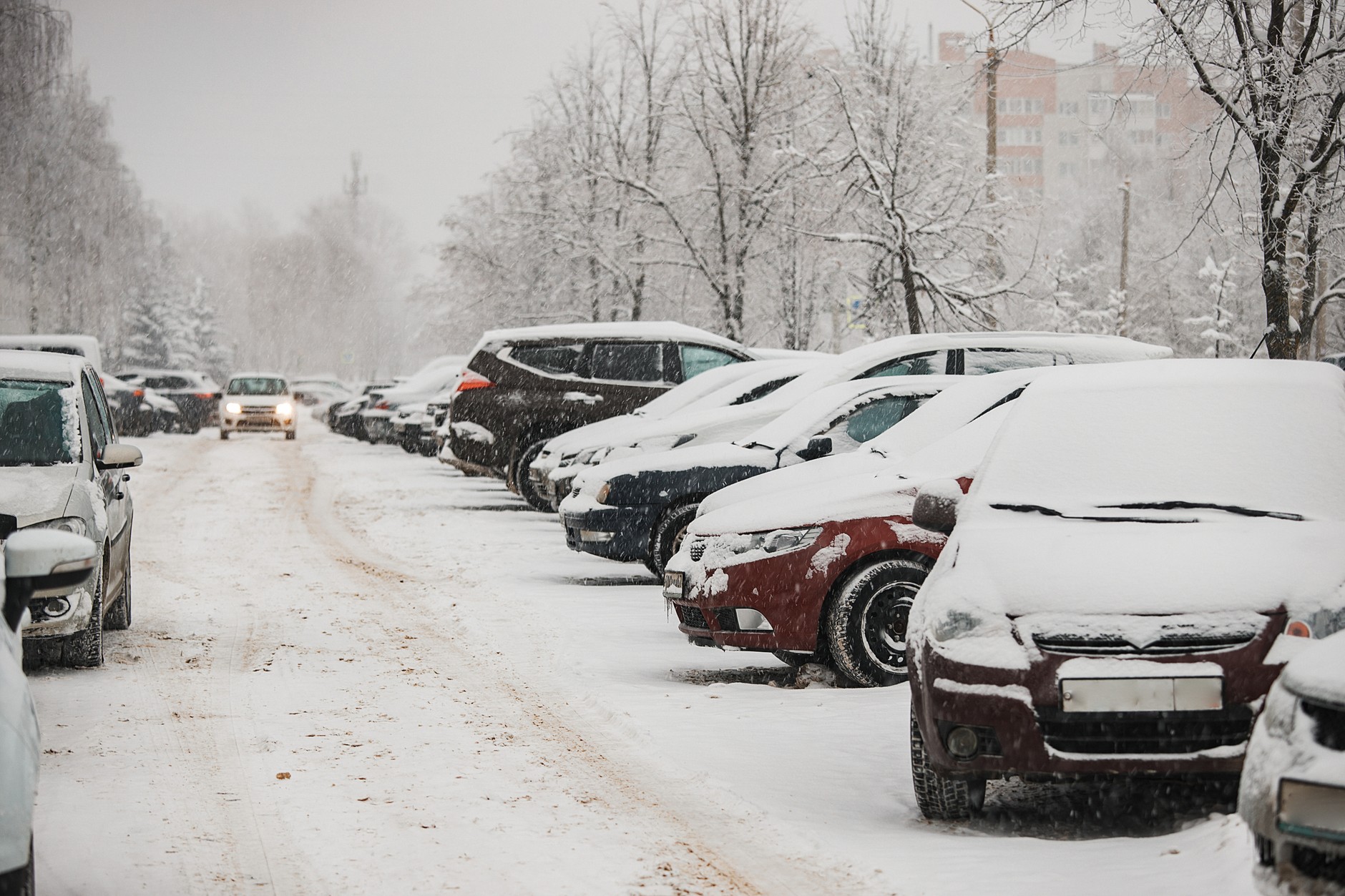 Przypadkowo zaparkowane samochody – chaos na osiedlowej ulicy