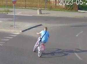 Pod prąd rowerem na rondzie. Czołówka i zaskakujący finał [WIDEO]