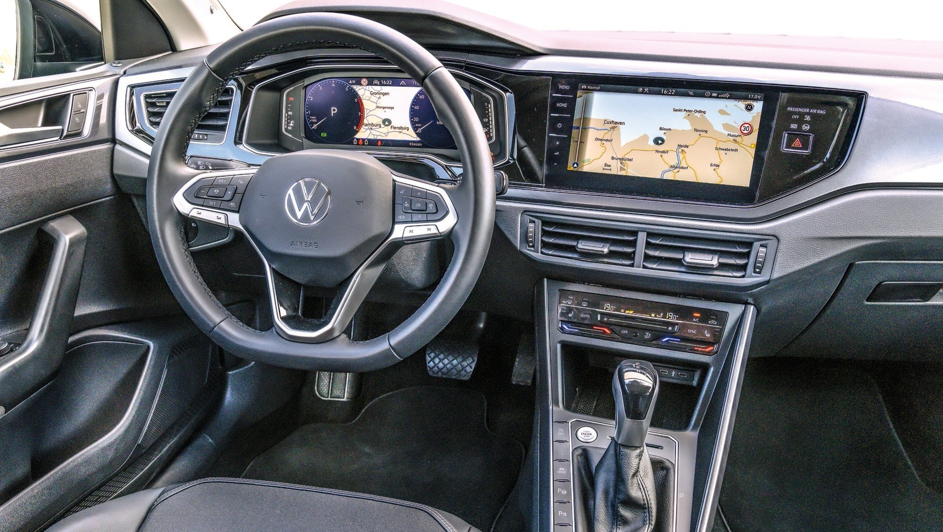 Nawigacja Discover Pro ma 9,2 cala. Bezprzewodowe parowanie telefonu, niewygodne dotykowe sterowanie temperaturą w Volkswagenie Taigo.