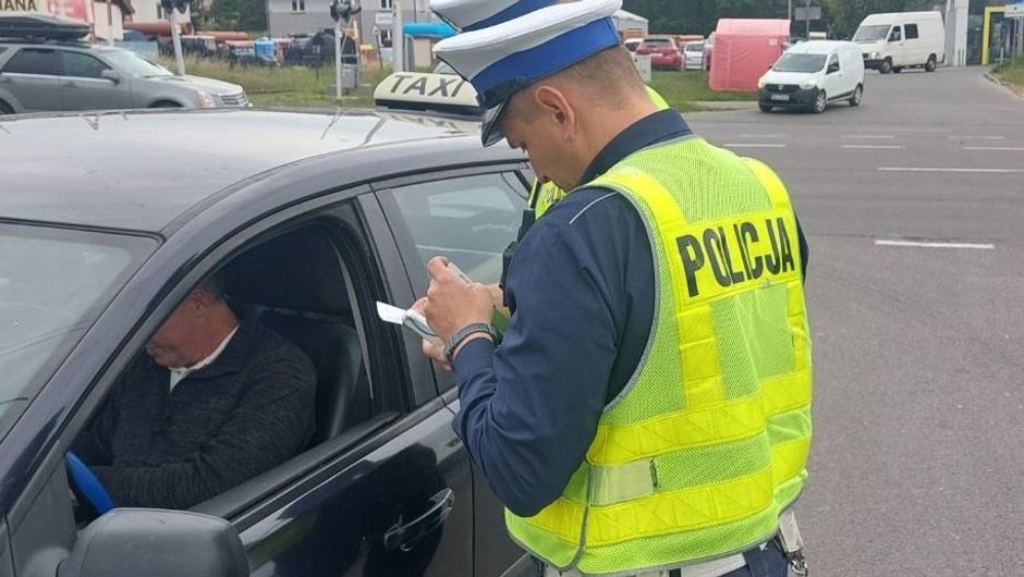 Obraz pochodzący z serwisu https://podkarpacka.policja.gov.pl/rze/aktualnosci/127423,Policjanci-kontrolowali-przewozy-osob-na-aplikacje-w-Rzeszowie.html