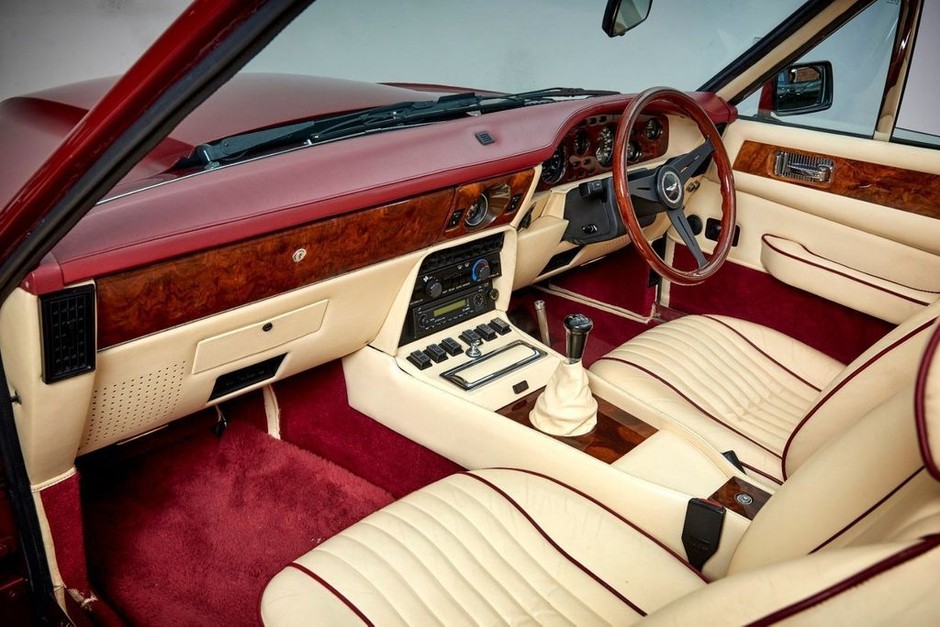 Aston Martin V8 Ventage Volante należący do Davida Beckhama
