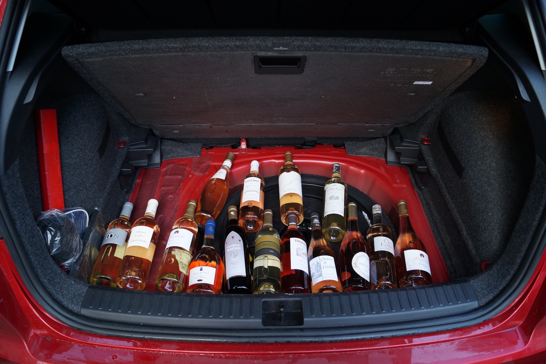 Schowek pod podłogą idealnie nadaje się na mobilną piwniczkę. Trzeba tylko zadbać o właściwe zabezpieczenie ładunku!