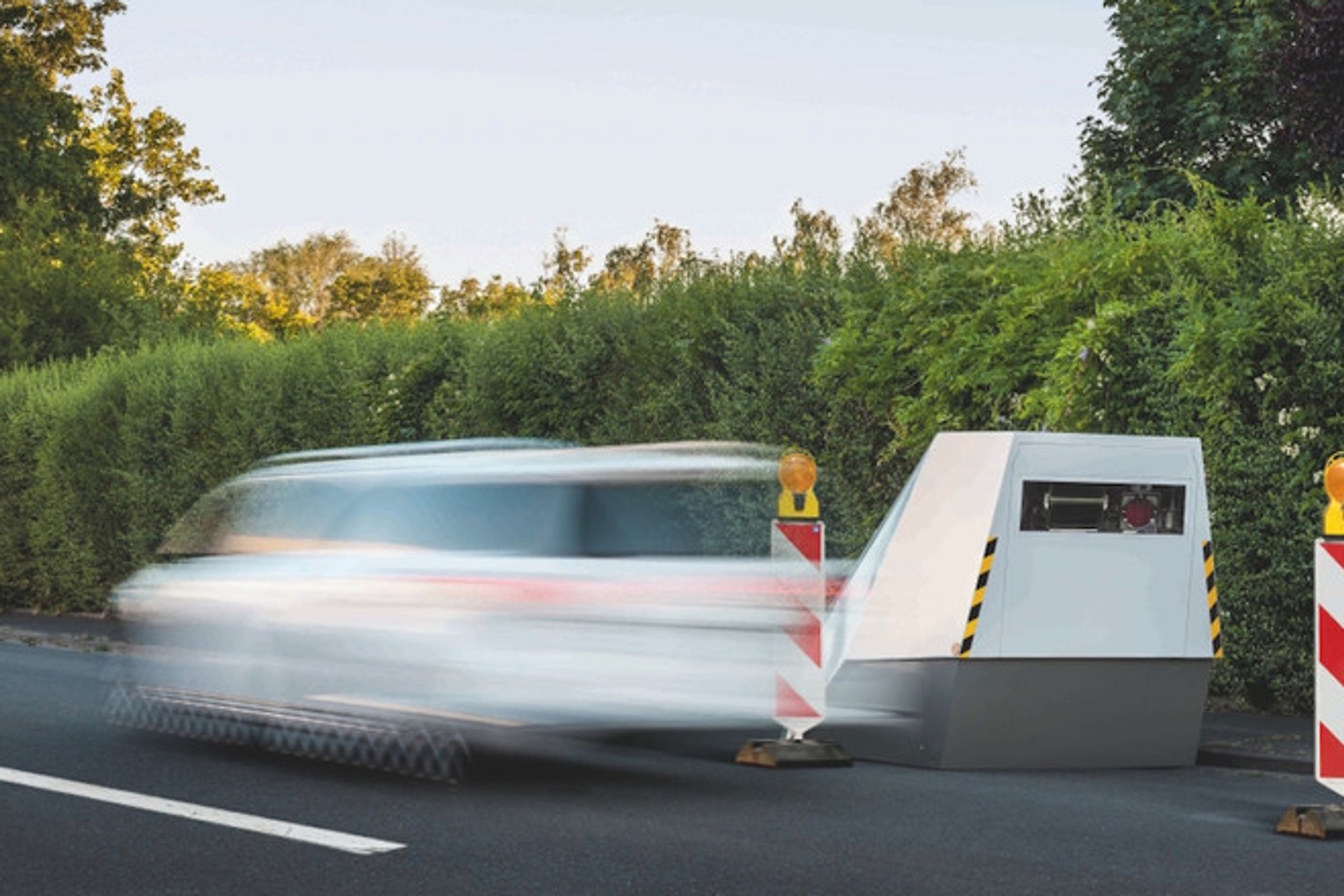 Fotoradar robi zdjęcia kierowcom, którzy jadą zgodnie z przepisami. Skargi napływają lawinowo