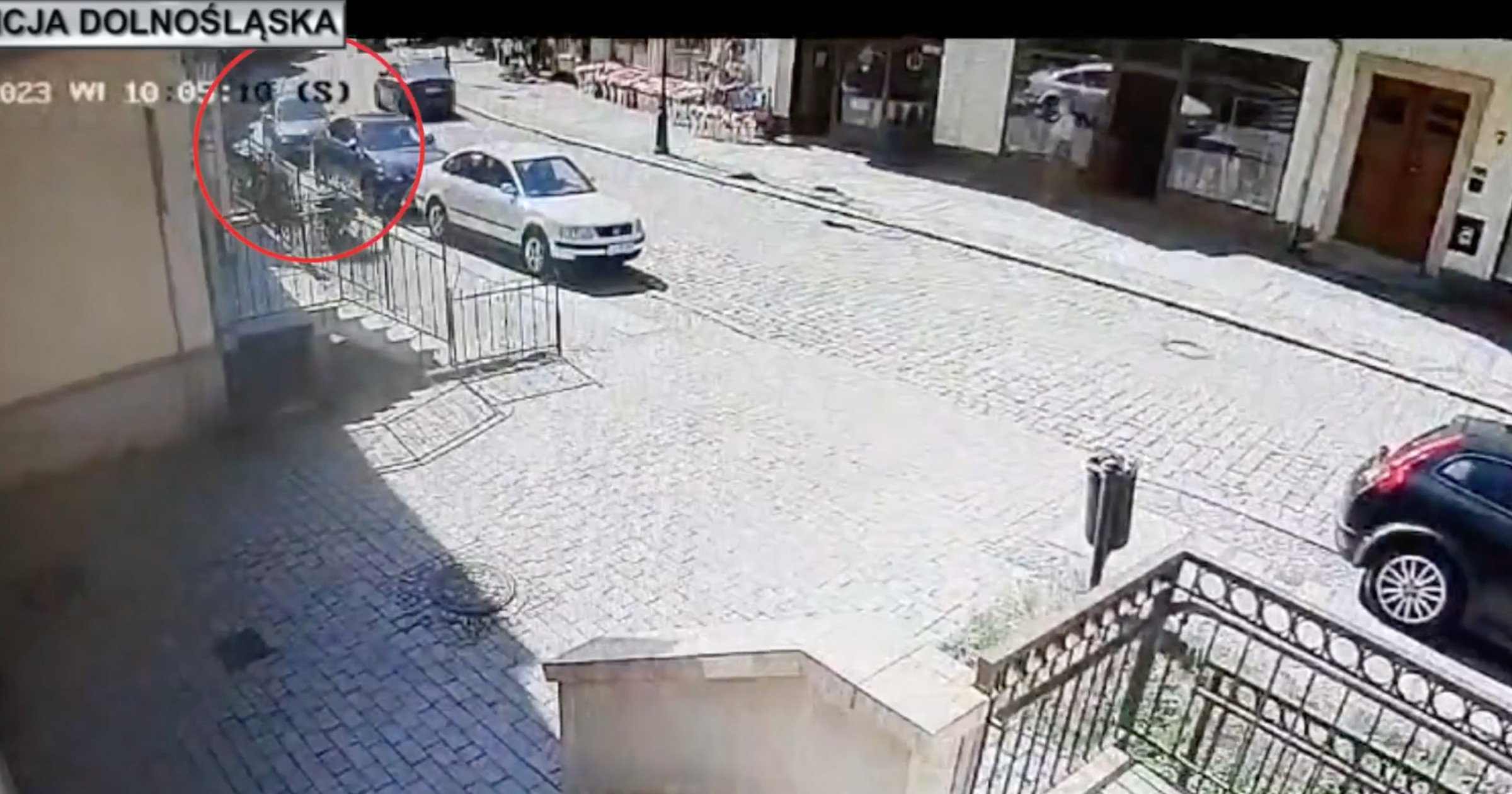 Kamera monitoringu przed komisariatem policji w Jeleniej Górze
