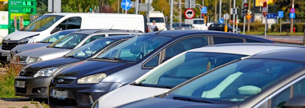 Polacy skarżą się na strefy płatnego parkowania. RPO proponuje zmianę prawa