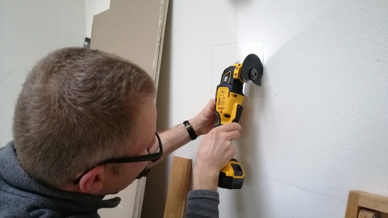 Oscylacyjne narzędzie wielofunkcyjne pod pewnymi względami przypomina wyrzynarkę