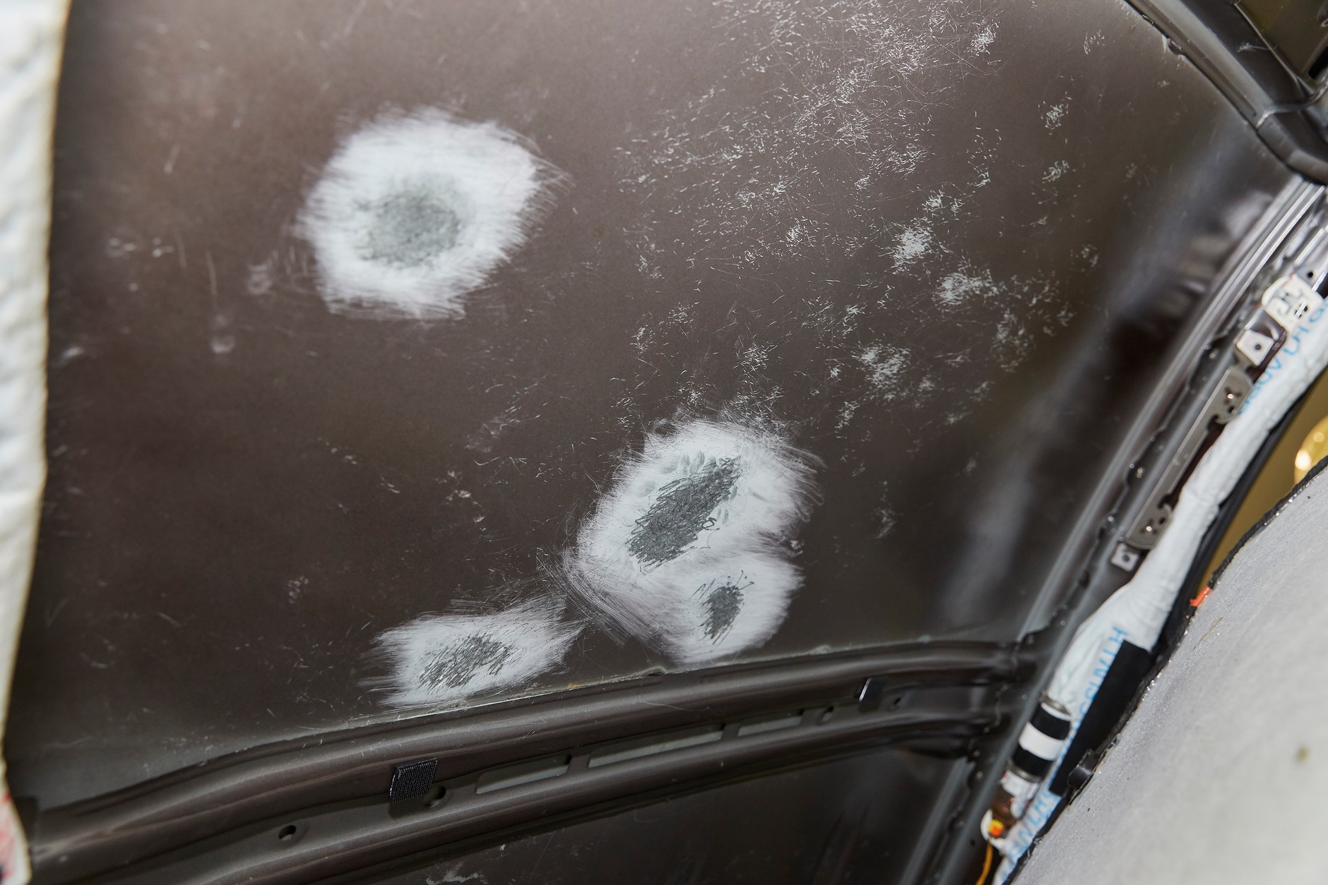 Warto mieć świadomość, że podczas wyciągania wgnieceń (w większości przypadków) dochodzi do niewielkich uszkodzeń powłoki chroniącej naprawiany element od wewnętrznej strony. Lakier nakładany od wewnątrz (jeśli w ogóle jest tam warstwa lakieru) jest cieniutki, powłoka - podatna na uszkodzenia, a przy tym... niezbędna. Na dobrą sprawę, zwłaszcza w przypadku elementów mocno narażonych na korozję (np. błotniki), warto je po naprawie polegającej na prostowaniu wgniecenia zabezpieczyć przed korozją od wewnątrz - choćby warstwą odpowiedniego podkładu.