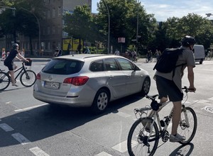 Czy rowerzysta może jechać ulicą, gdy obok jest nierówna ścieżka rowerowa?