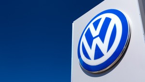 Akcje Volkswagena są absurdalnie tanie. Wręcz zbyt tanie. Czy to dobry moment, by je kupić?