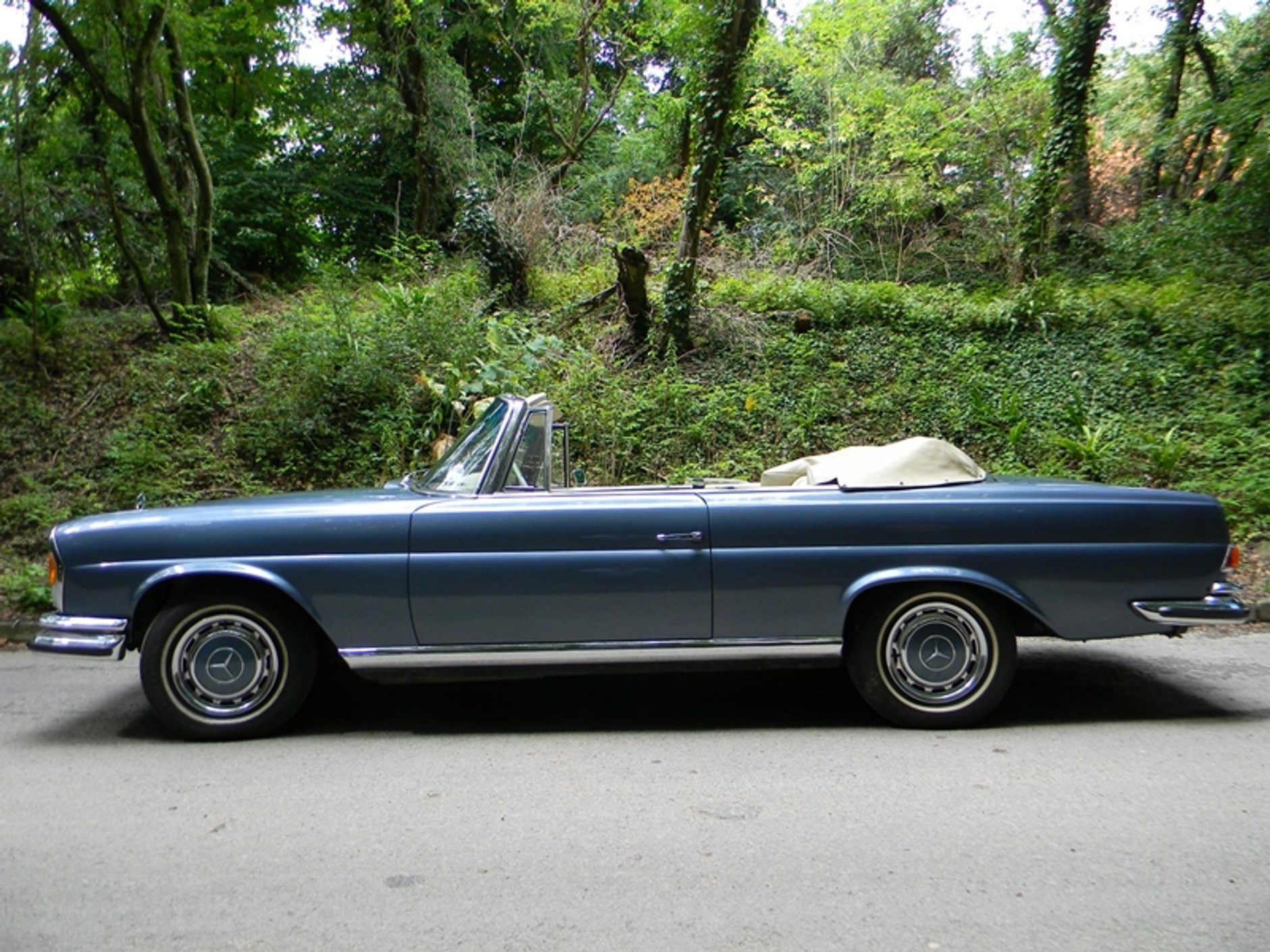 Mercedes 280SE 3.5 l Cabriolet – czyż nie jest boski?!