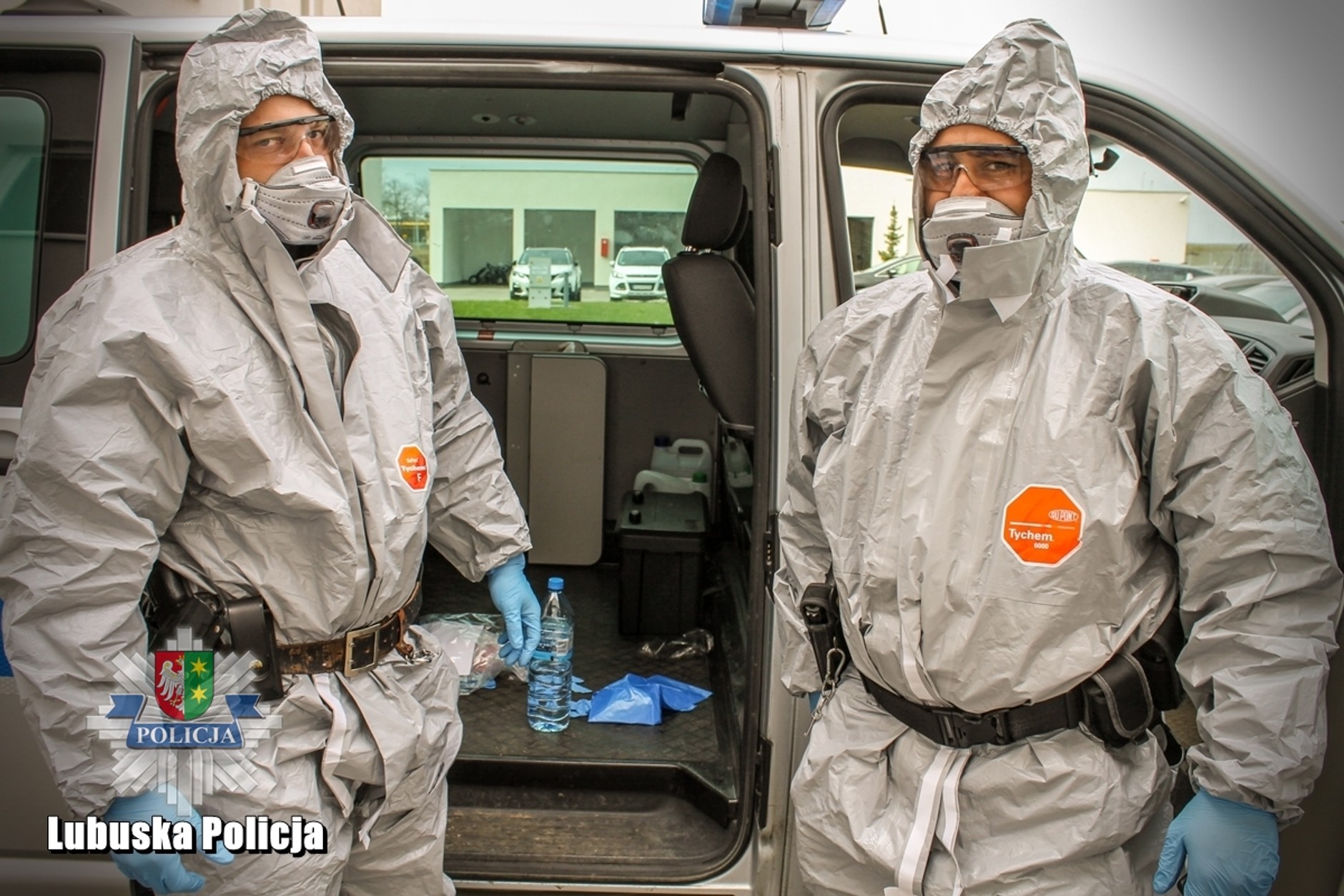 Pojazdy specjalne oznacza się czarnym trójkątem w kole (żółte lub pomarańczowe tło)