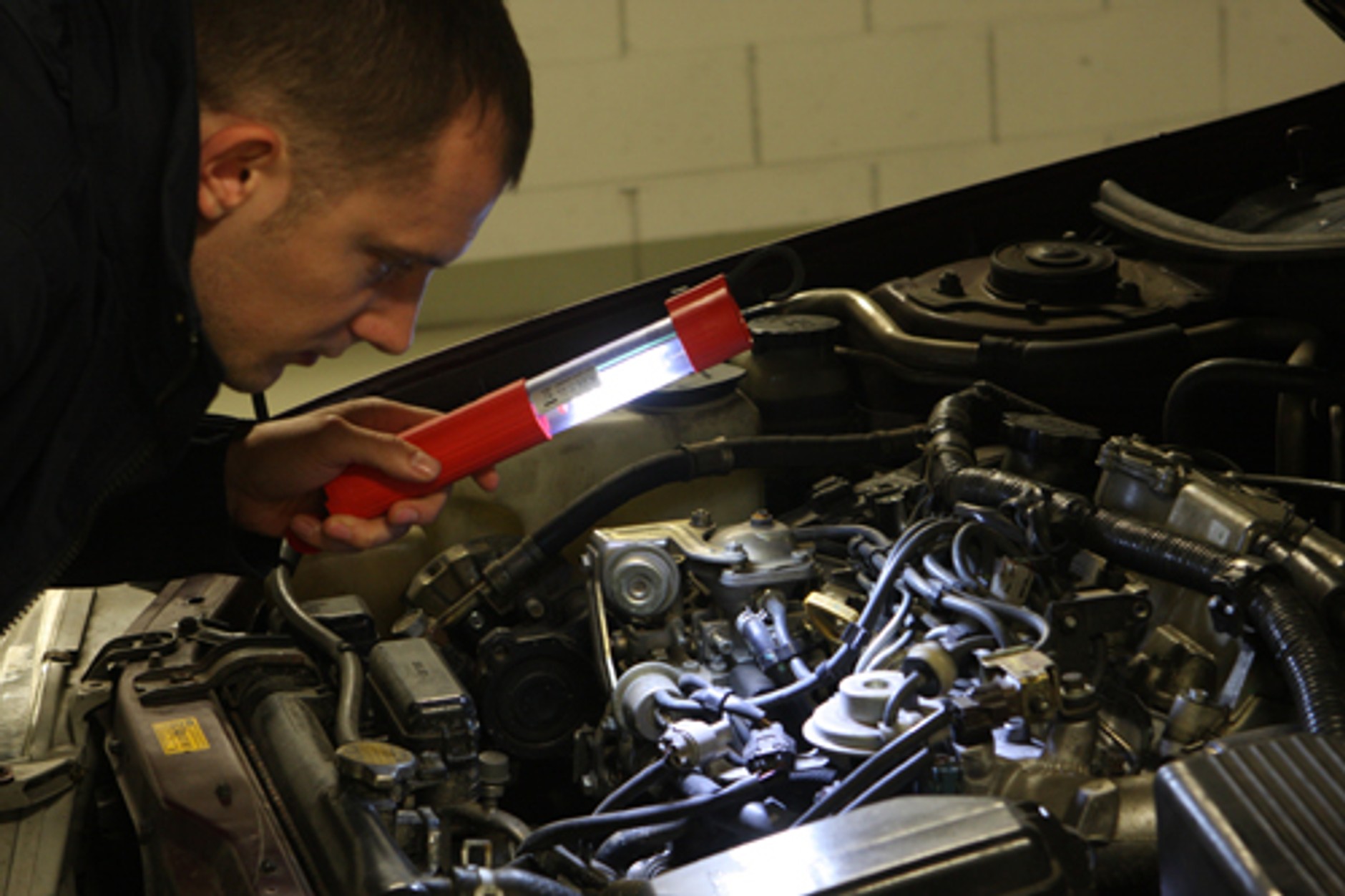 Latarki warsztatowe - sprawdzamy którą warto kupić