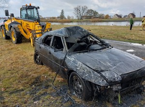 Wraki z Odry. Strażacy wyciągnęli z rzeki dwa zapomniane samochody