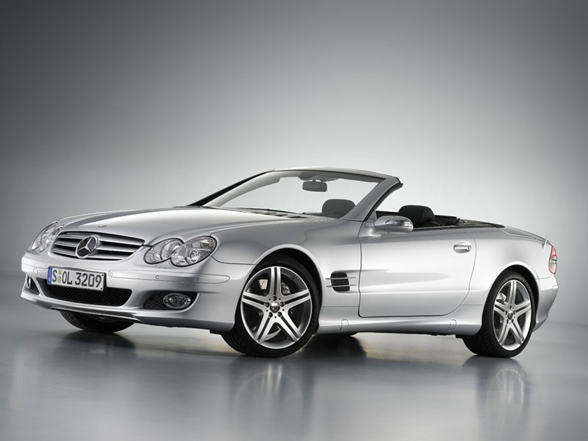 Sportowy zestaw dla Mercedesa-Benza SL: nowe koła, skrzynia biegów i zmienione wnętrze