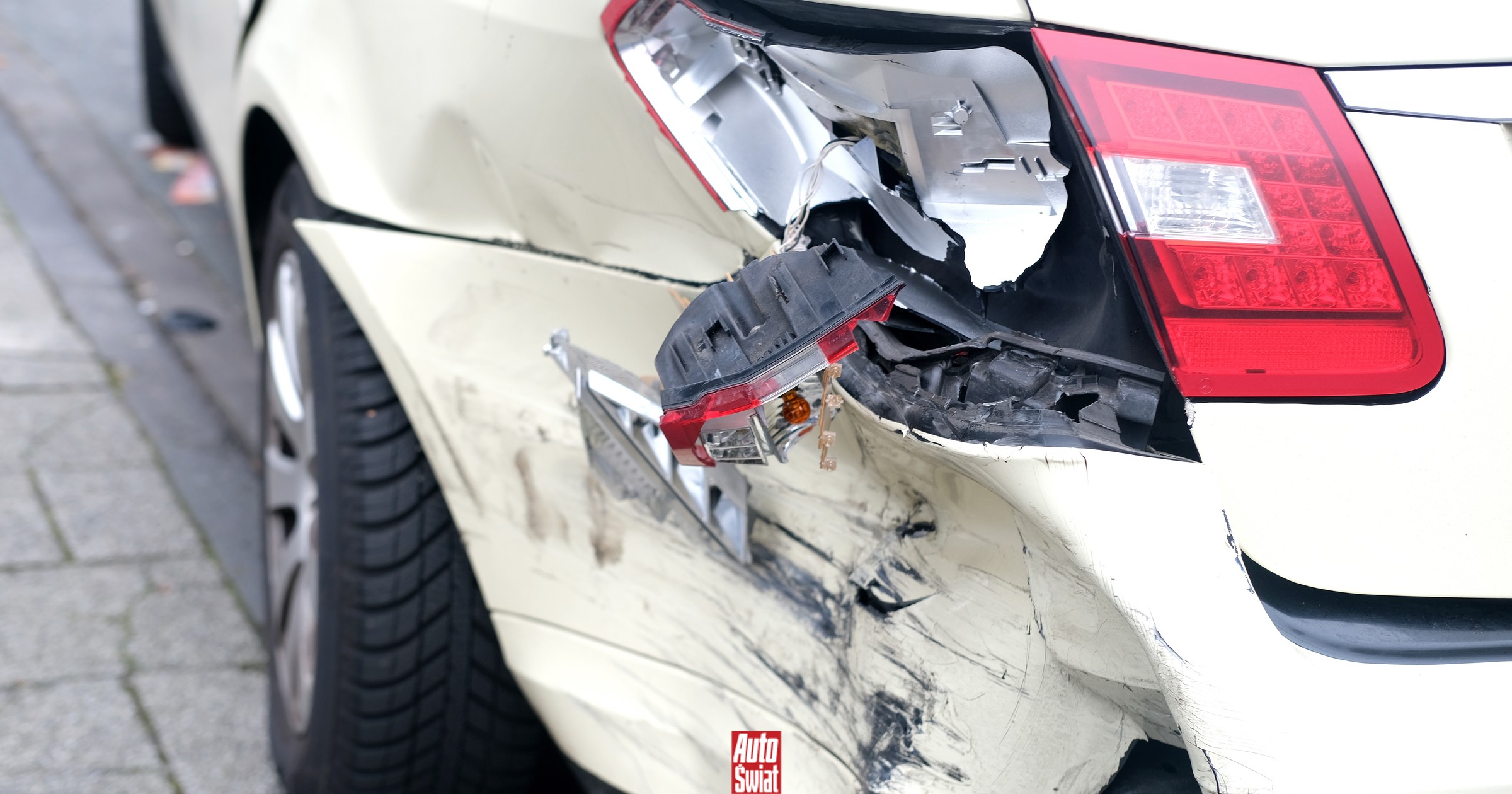 Myślał, że wjeżdża "na suwak". Dostał mandat, stracił zniżki na OC i ma samochód do naprawy